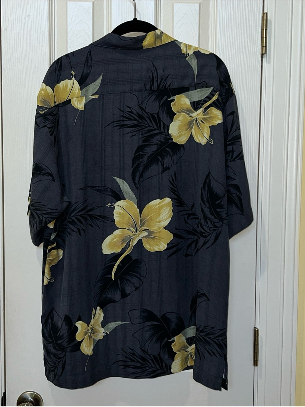 Tommy Bahama Men 100% Silk Gray Yellow Floral Hawaiian Shirt Sz S Resort Beach - Picture 10 of 14